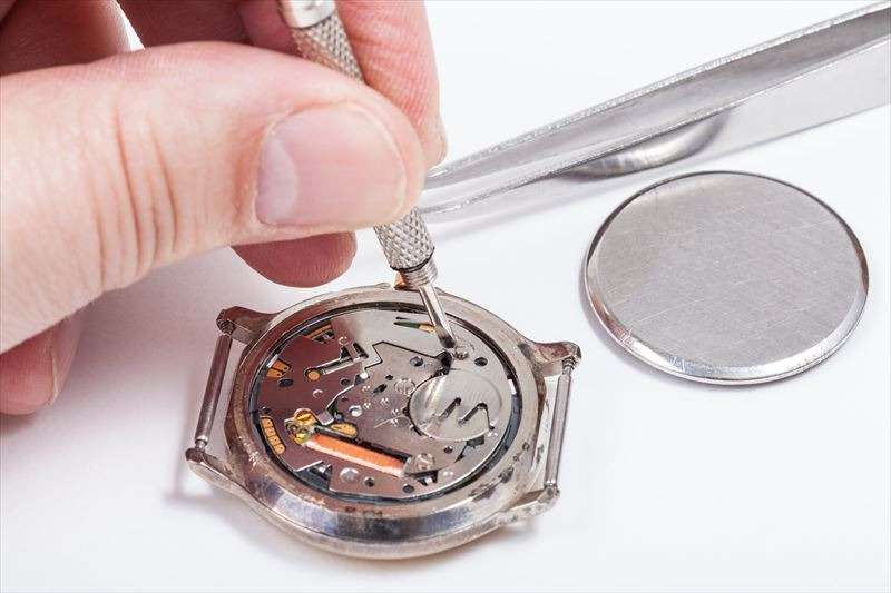 動かなくなった時計の修理を承ります